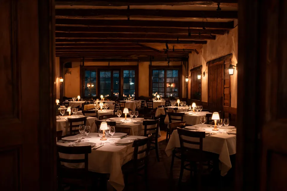 Tavoli apparecchiati con cura nel ristorante