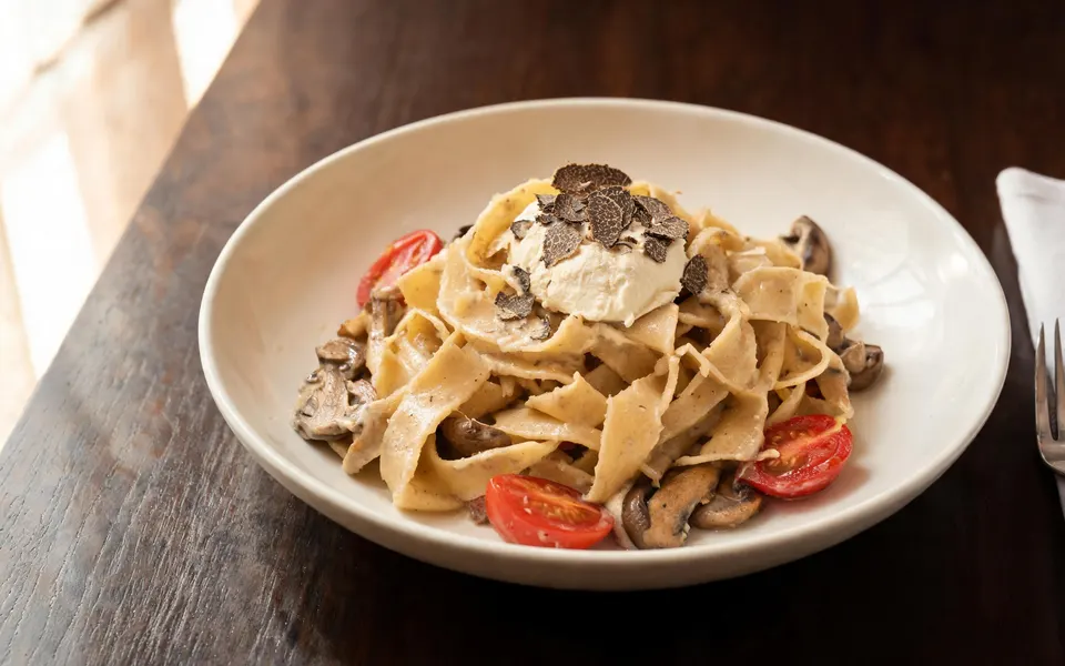 Pappardelle alla crema di tartufo con funghi, pomodorini, mascarpone e scaglie di tartufo