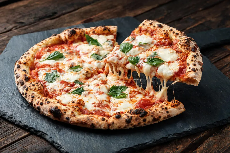 Pizza croccante appena tagliata